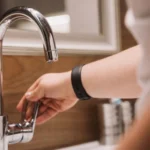 Goutte d'eau du robinet symbolisant contamination PFAS dans l'eau potable France